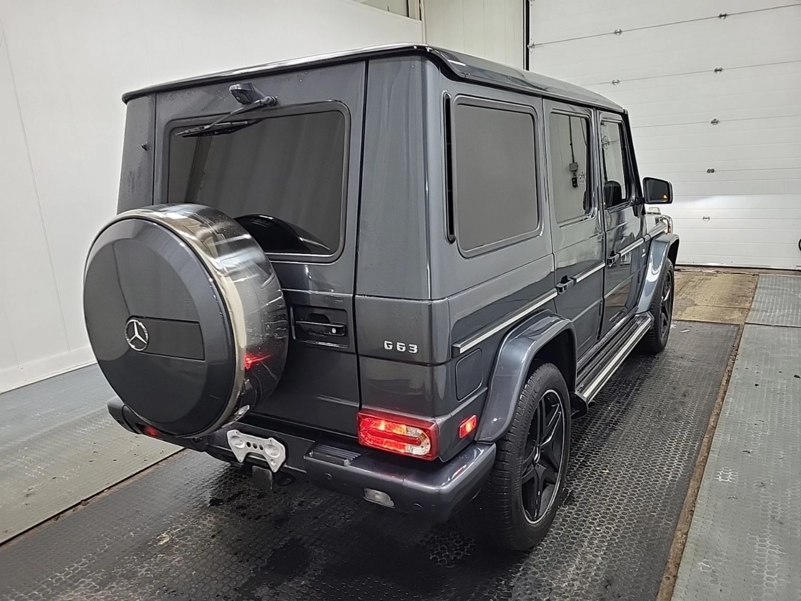 Mercedes-Benz G 63 AMG AWD* АвтоКредит* (ЦЕНА ДО БГ), снимка 3 - Автомобили и джипове - 54429275