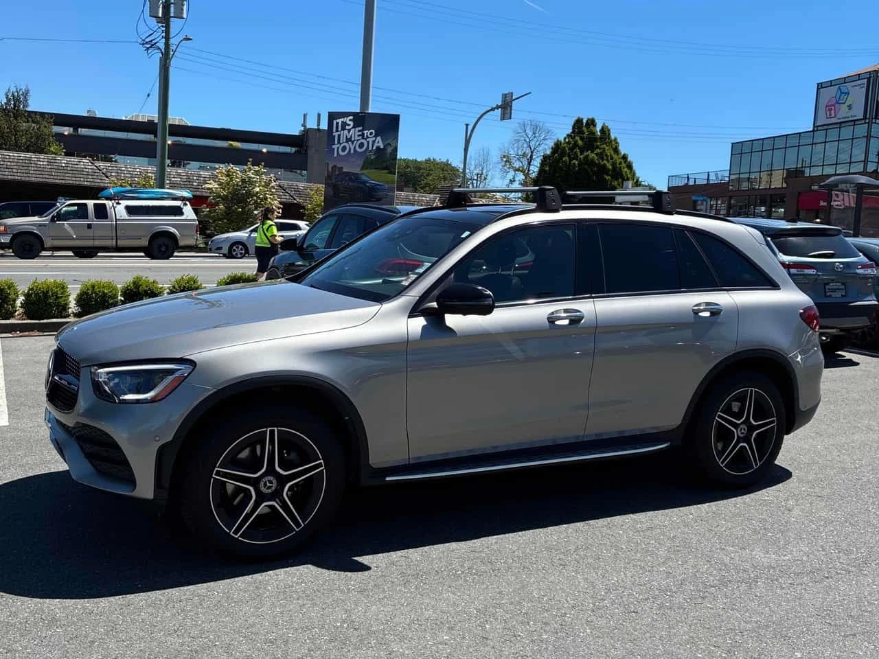 Mercedes-Benz GLC 300 4MATIC/360/ПАНОРАМА/ПОДГРЕВИ/ВТОРИ ГУМИ, снимка 3 - Автомобили и джипове - 54887734