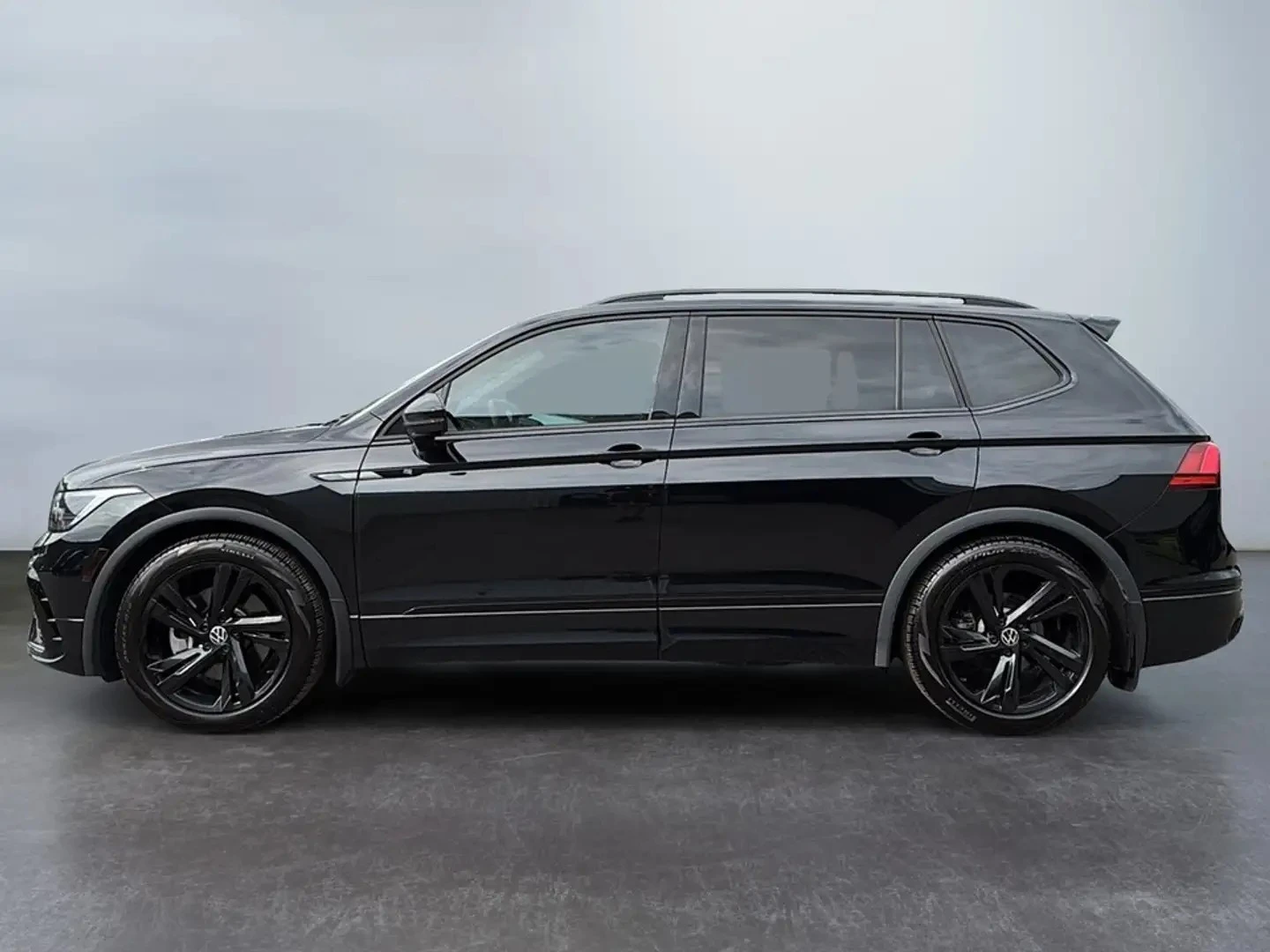 VW Tiguan COMFORTLINE R LINE ЦЕНА ДО БЪЛГАРИЯ АВТОКРЕДИТ, снимка 3 - Автомобили и джипове - 55527916