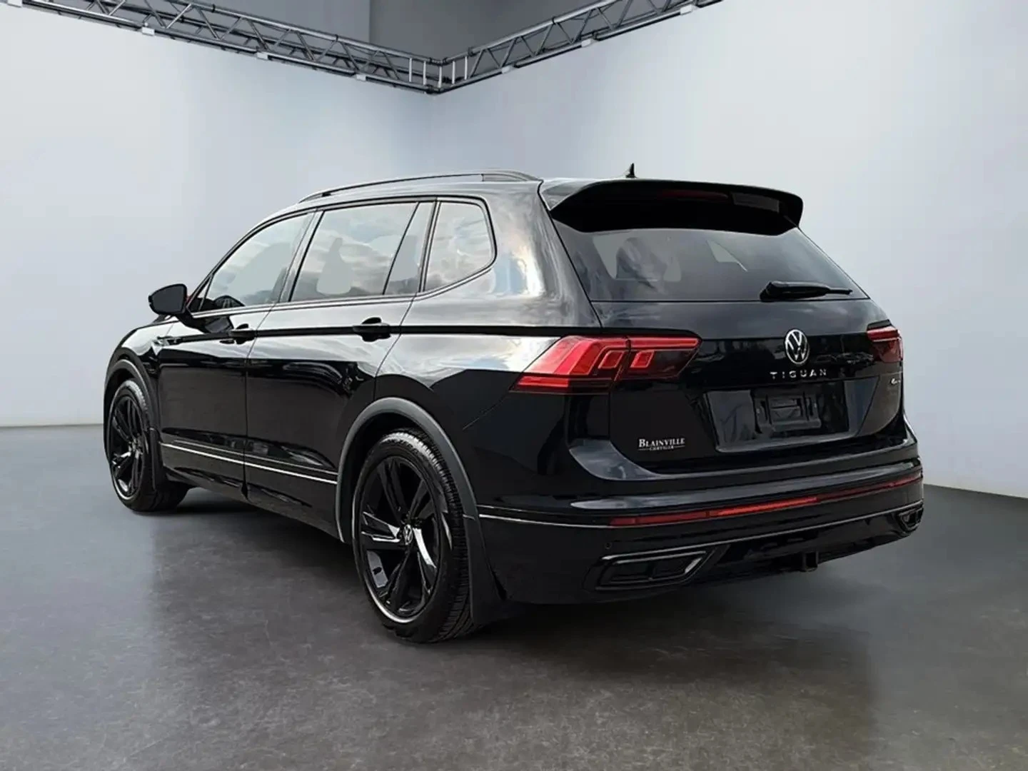 VW Tiguan COMFORTLINE R LINE ЦЕНА ДО БЪЛГАРИЯ АВТОКРЕДИТ, снимка 4 - Автомобили и джипове - 55527916