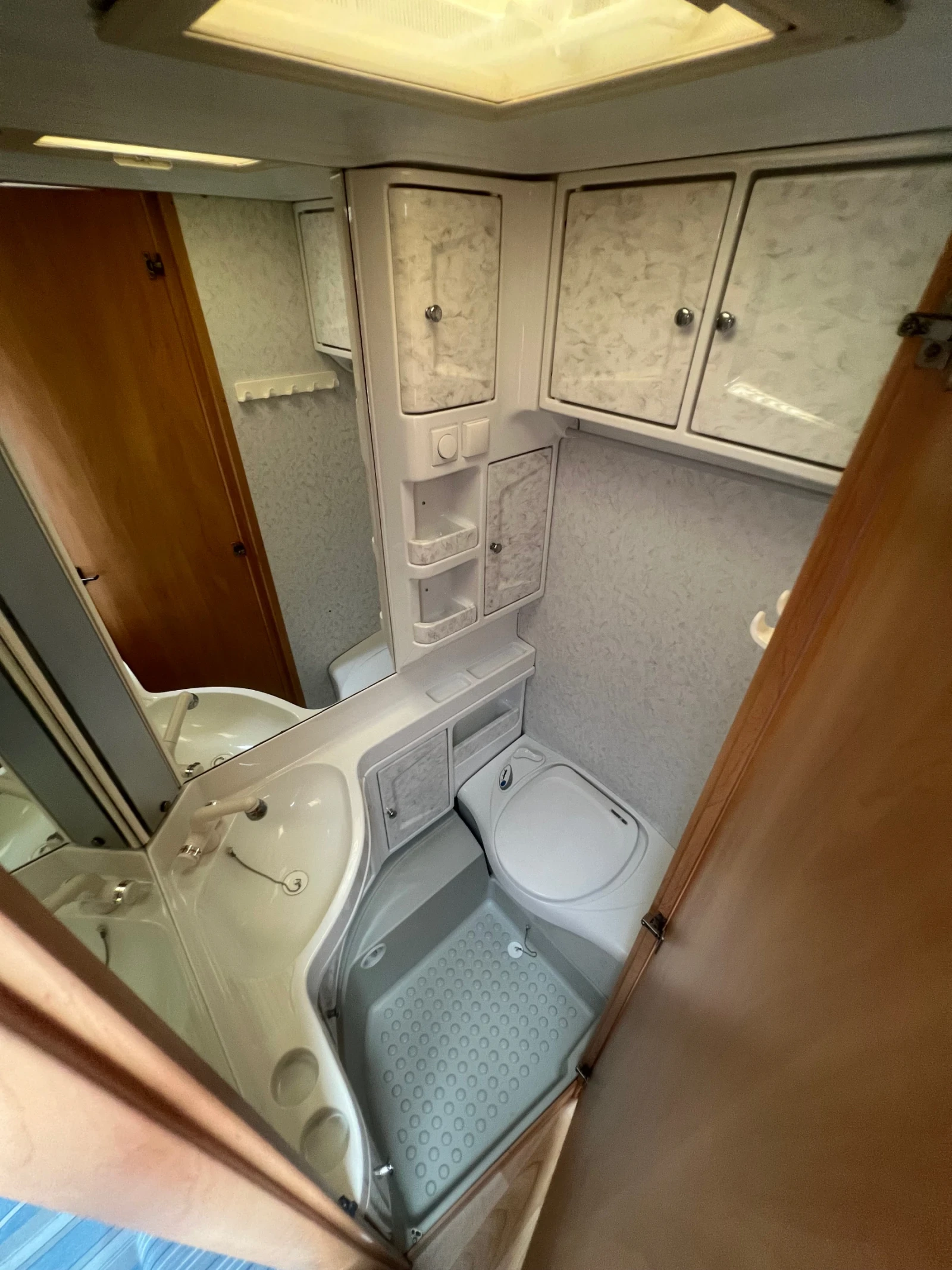Каравана Hobby De luxe Easy 440 , снимка 16 - Каравани и кемпери - 54753152