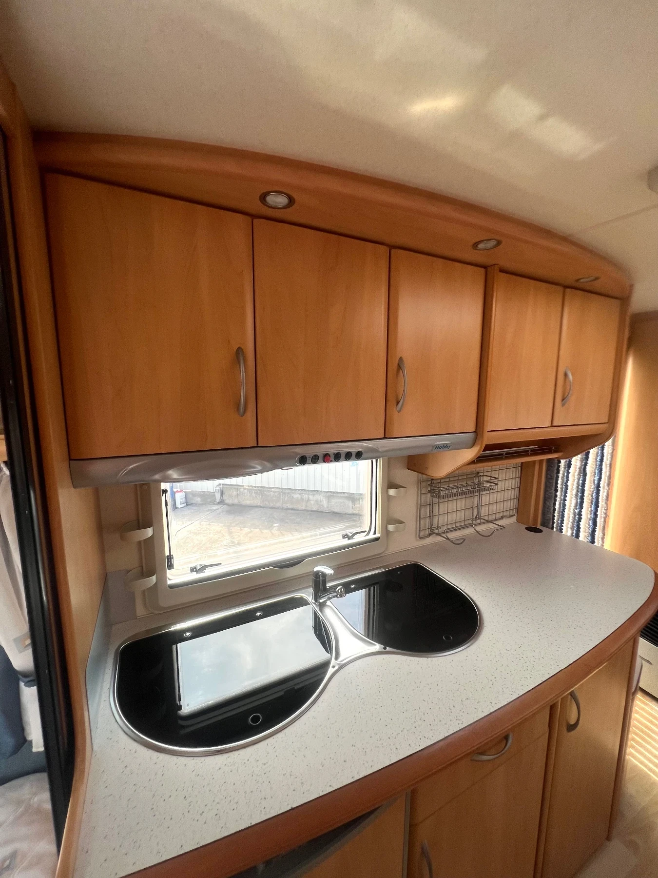 Каравана Hobby De luxe Easy 440 , снимка 8 - Каравани и кемпери - 54753152