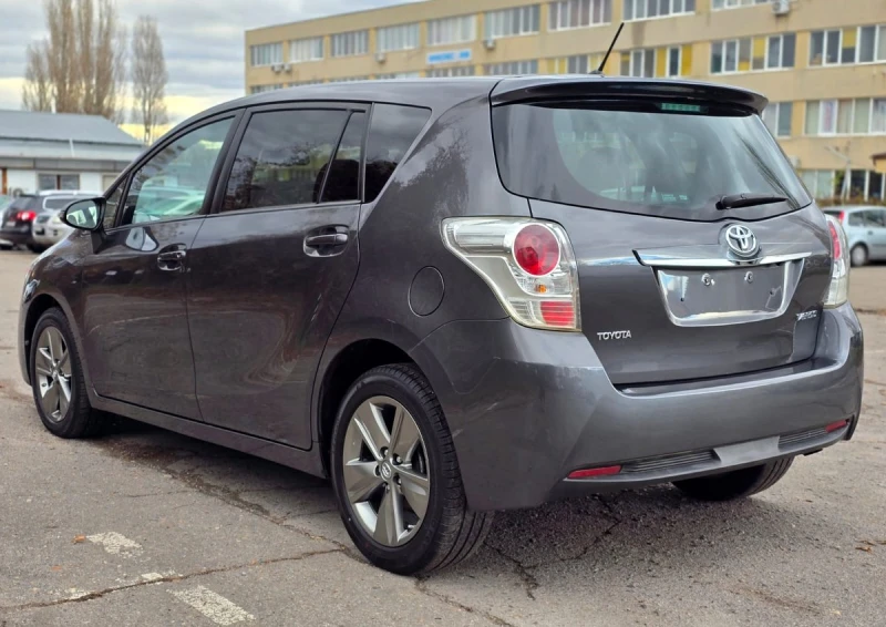 Toyota Verso 1.6 D-4D 7-места Панорама, снимка 4 - Автомобили и джипове - 48072320