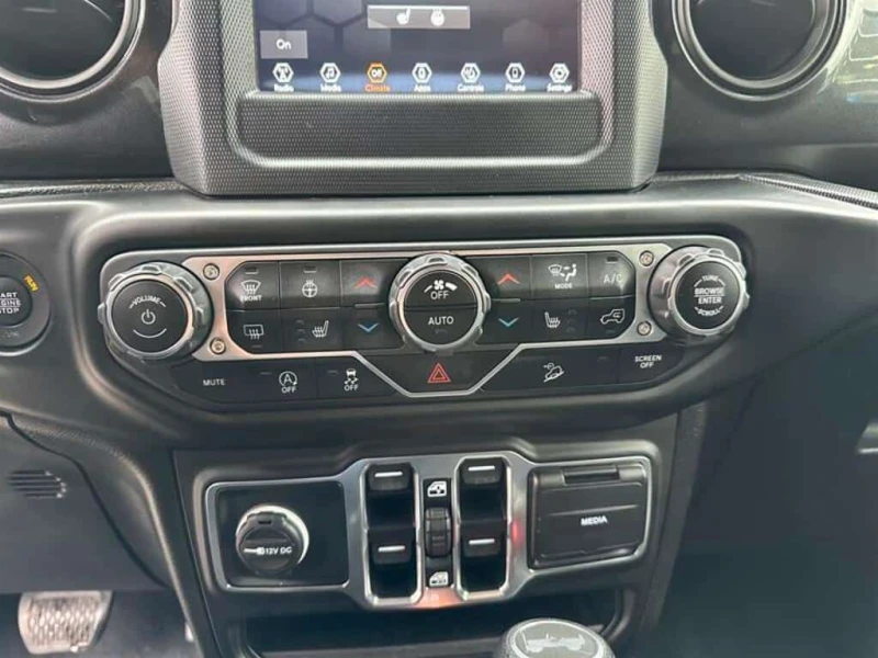 Jeep Wrangler * CLEAN CARFAX | DIESEL | 3.0L V6 | PREMIUM SOUND., снимка 4 - Автомобили и джипове - 53529014