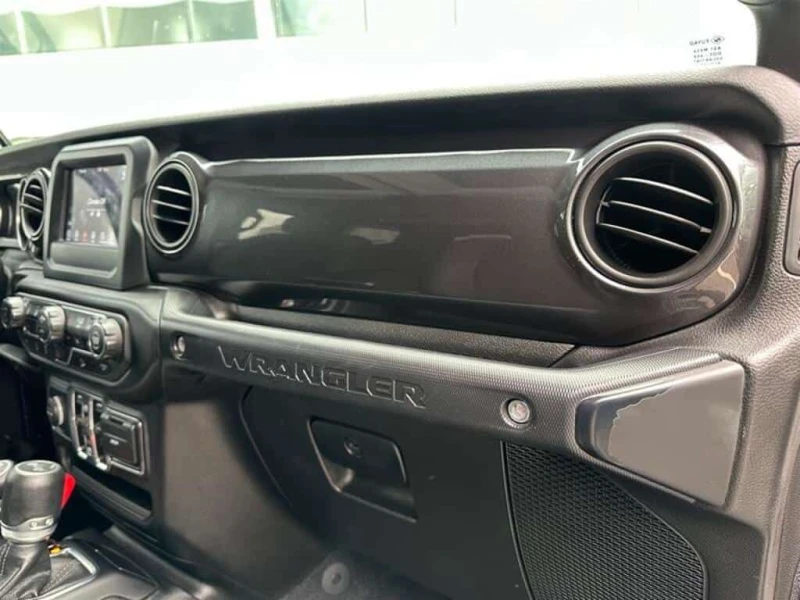 Jeep Wrangler * CLEAN CARFAX | DIESEL | 3.0L V6 | PREMIUM SOUND., снимка 6 - Автомобили и джипове - 53529014