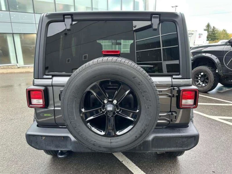 Jeep Wrangler * CLEAN CARFAX | DIESEL | 3.0L V6 | PREMIUM SOUND., снимка 10 - Автомобили и джипове - 53529014