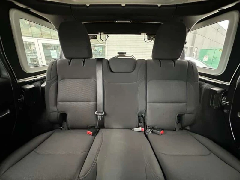 Jeep Wrangler * CLEAN CARFAX | DIESEL | 3.0L V6 | PREMIUM SOUND., снимка 2 - Автомобили и джипове - 53529014