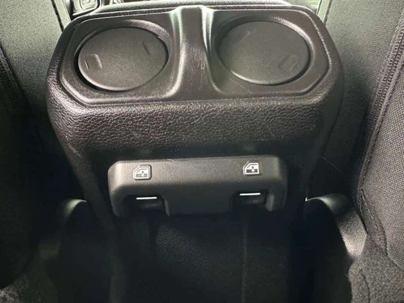 Jeep Wrangler * CLEAN CARFAX | DIESEL | 3.0L V6 | PREMIUM SOUND., снимка 7 - Автомобили и джипове - 53529014