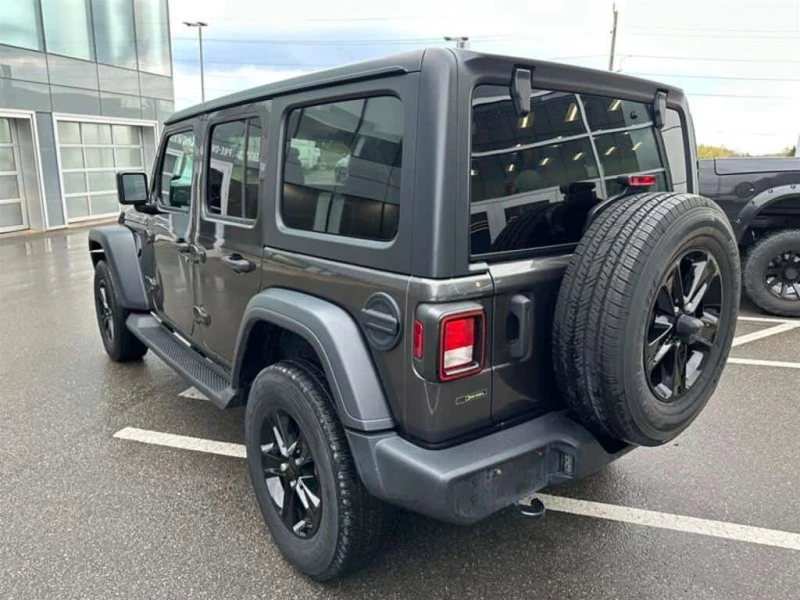 Jeep Wrangler * CLEAN CARFAX | DIESEL | 3.0L V6 | PREMIUM SOUND., снимка 11 - Автомобили и джипове - 53529014