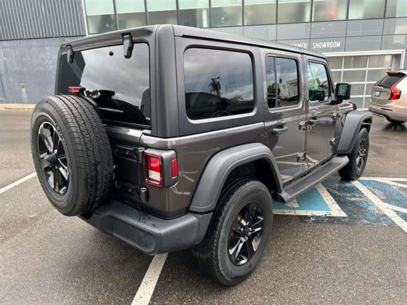 Jeep Wrangler * CLEAN CARFAX | DIESEL | 3.0L V6 | PREMIUM SOUND., снимка 13 - Автомобили и джипове - 53529014