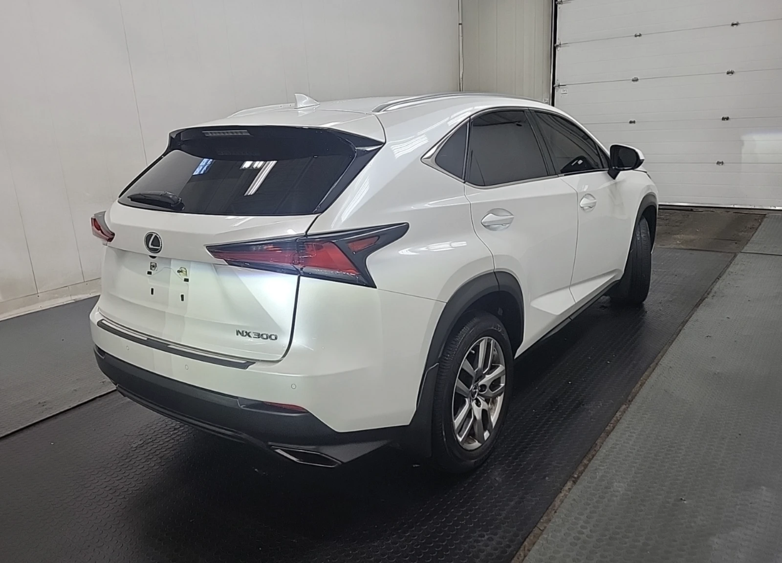 Lexus NX 300  - изображение 3
