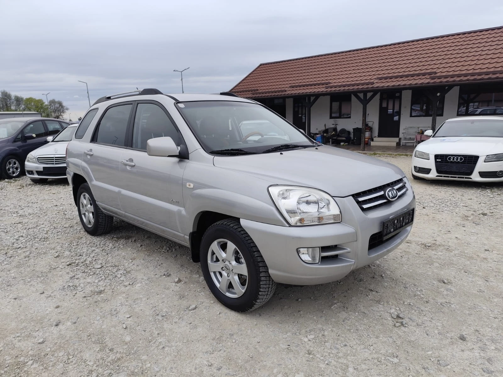 Kia Sportage 2.0 бензин 4х4, снимка 3 - Автомобили и джипове - 53211612