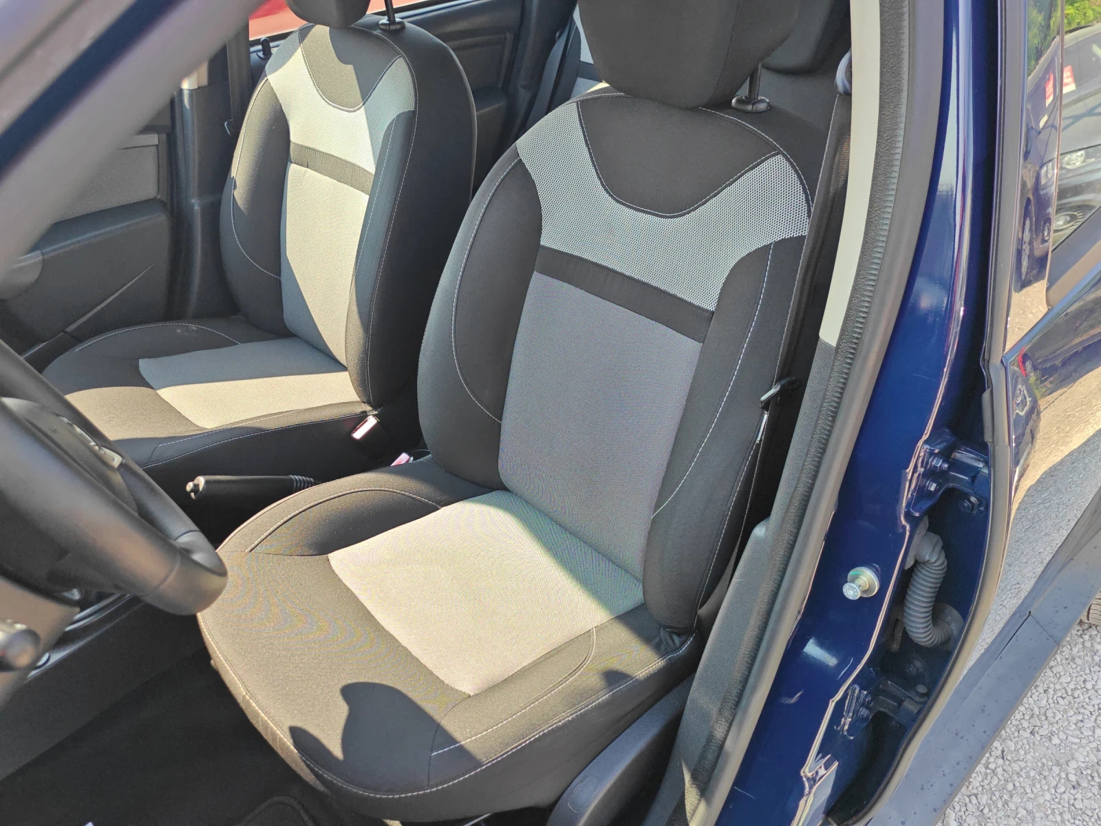 Dacia Duster 1.6i Газ/Бензин , снимка 9 - Автомобили и джипове - 55170805