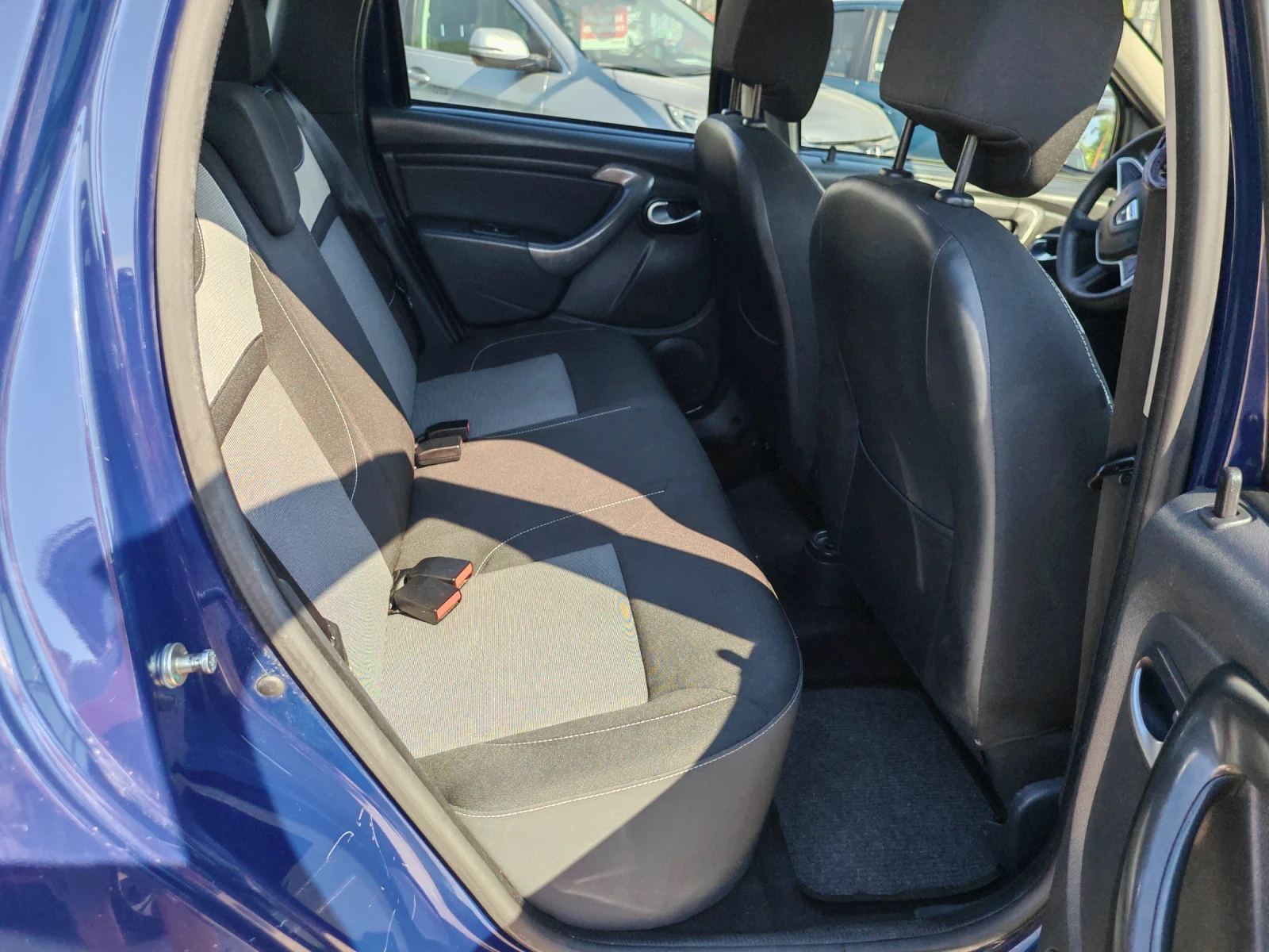 Dacia Duster 1.6i Газ/Бензин , снимка 12 - Автомобили и джипове - 55170805