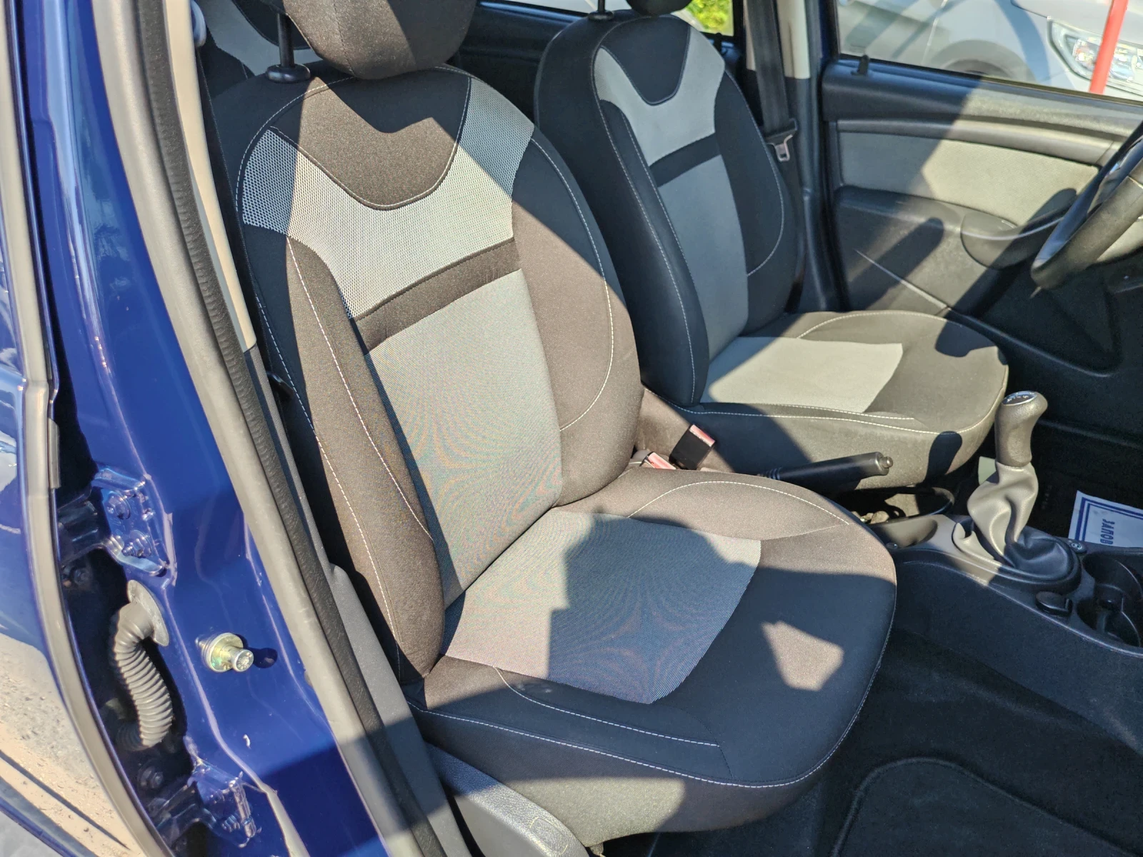 Dacia Duster 1.6i Газ/Бензин , снимка 13 - Автомобили и джипове - 55170805