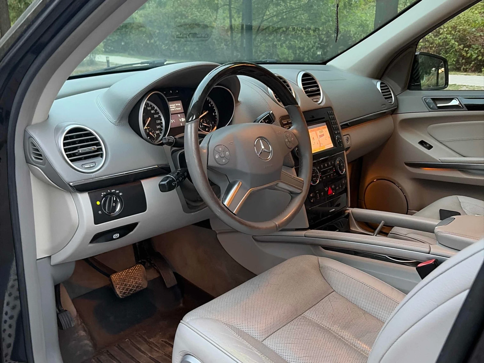 Mercedes-Benz GL 550 ОБДУХВАНЕ * KEYLESS * ШИБИДАХ * CARFAX * , снимка 6 - Автомобили и джипове - 56042823
