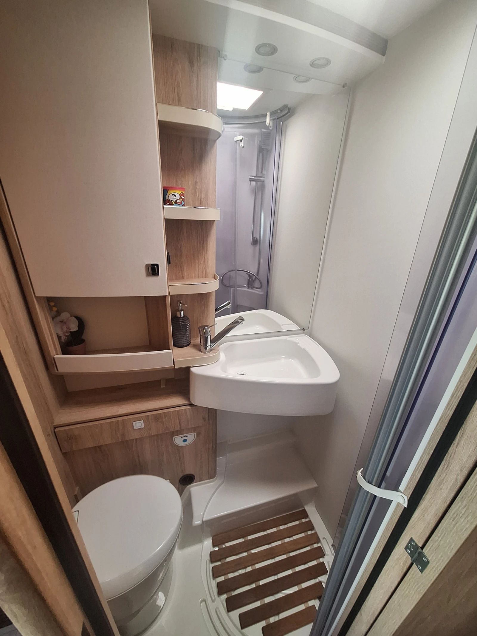 Кемпер Euramobil Profila RS, снимка 7 - Каравани и кемпери - 54339186