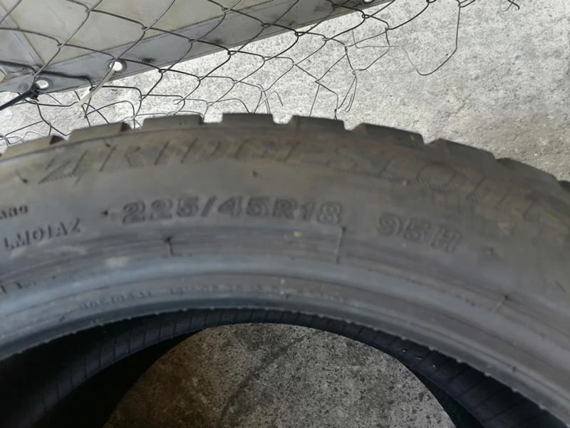 Гуми Зимни 225/45R18, снимка 5 - Гуми и джанти - 29600266