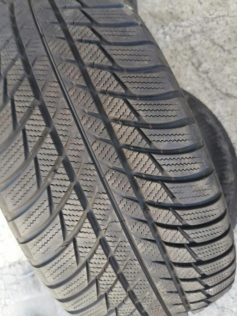 Гуми Зимни 225/45R18, снимка 2 - Гуми и джанти - 29600266