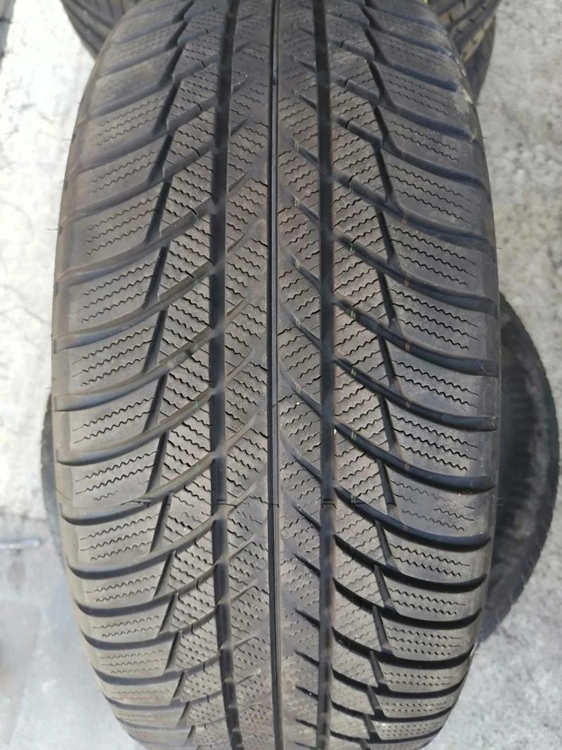 Гуми Зимни 225/45R18, снимка 1 - Гуми и джанти - 29600266