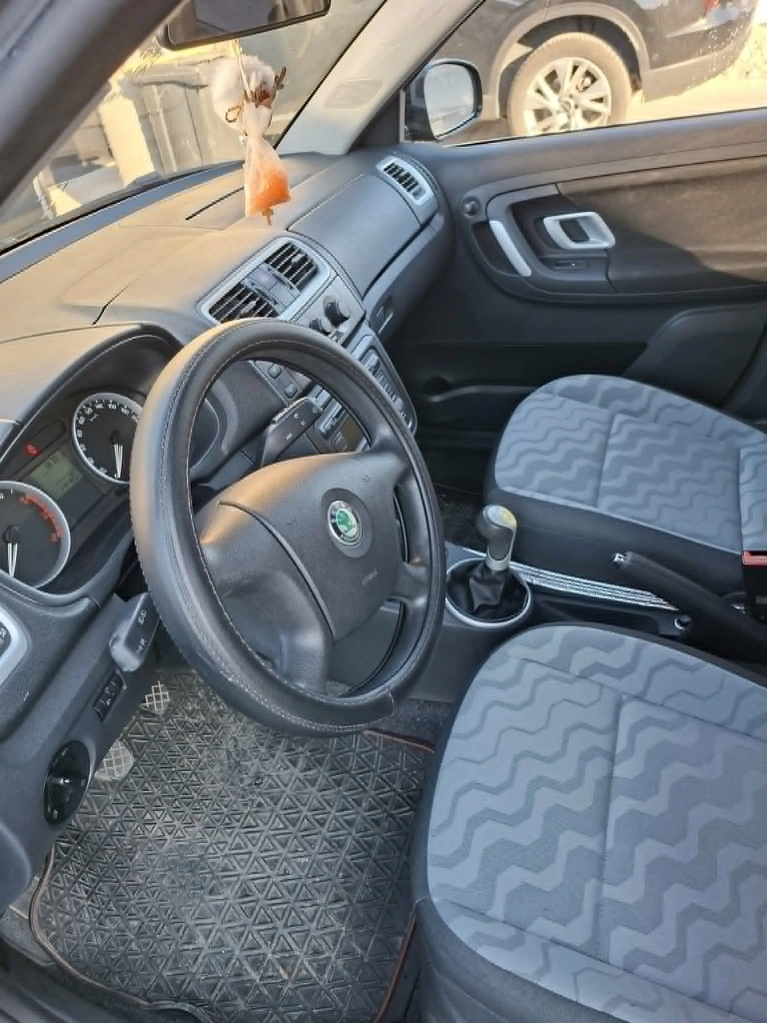 Skoda Fabia 1.2, снимка 11 - Автомобили и джипове - 55695389