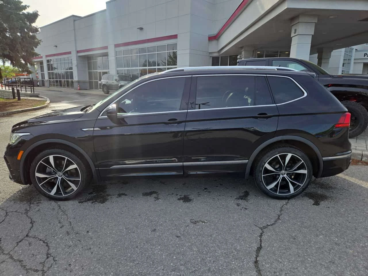 VW Tiguan * Highline R Line * CARFAX * ПОДГРЕВИ * ПАНО * , снимка 2 - Автомобили и джипове - 54884912