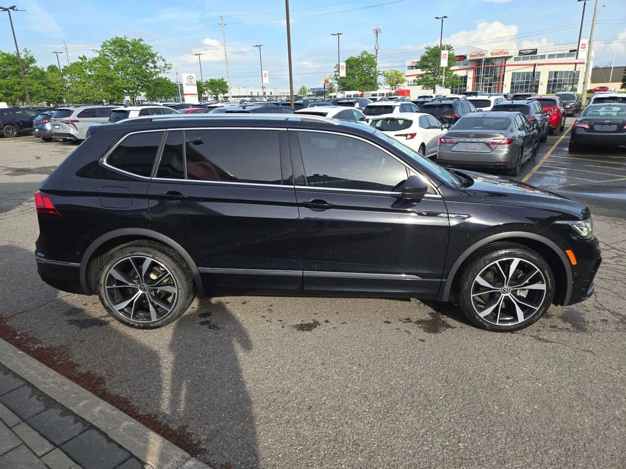 VW Tiguan * Highline R Line * CARFAX * ПОДГРЕВИ * ПАНО * , снимка 3 - Автомобили и джипове - 54884912