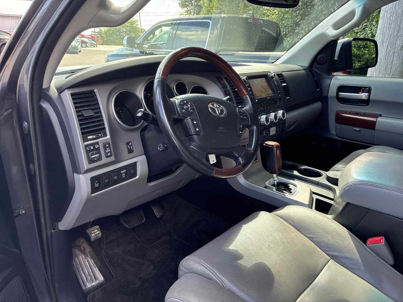 Toyota Sequoia * Platinum * АВТОКРЕДИТ БЕЗ ПЪРВОНАЧАЛНА ВНОСКА* , снимка 5 - Автомобили и джипове - 56038762