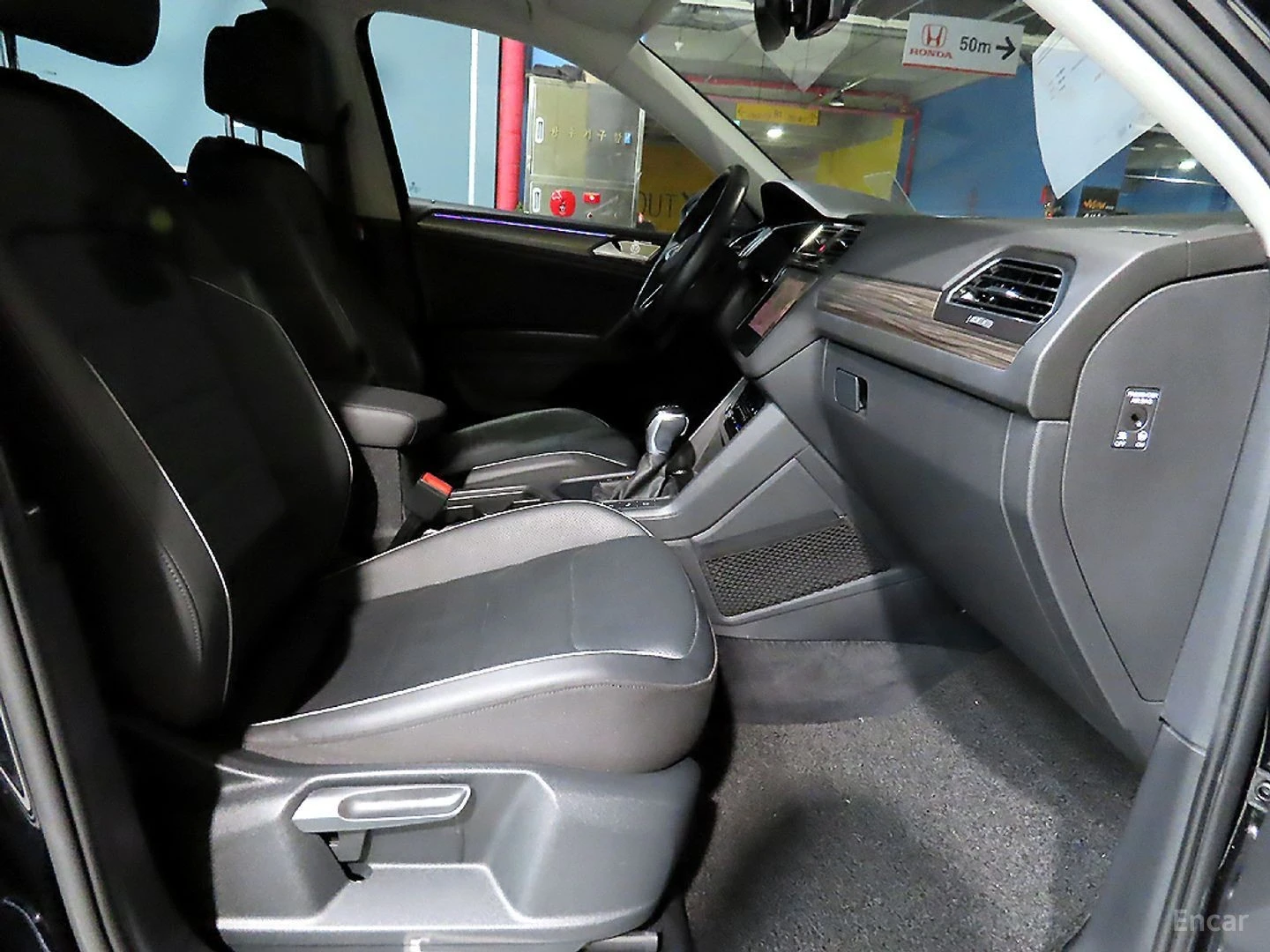 VW Tiguan PRESTIGE - DISTRONIC - ПОДГРЕВИ - ОБДУХ - 360 -, снимка 8 - Автомобили и джипове - 56103461