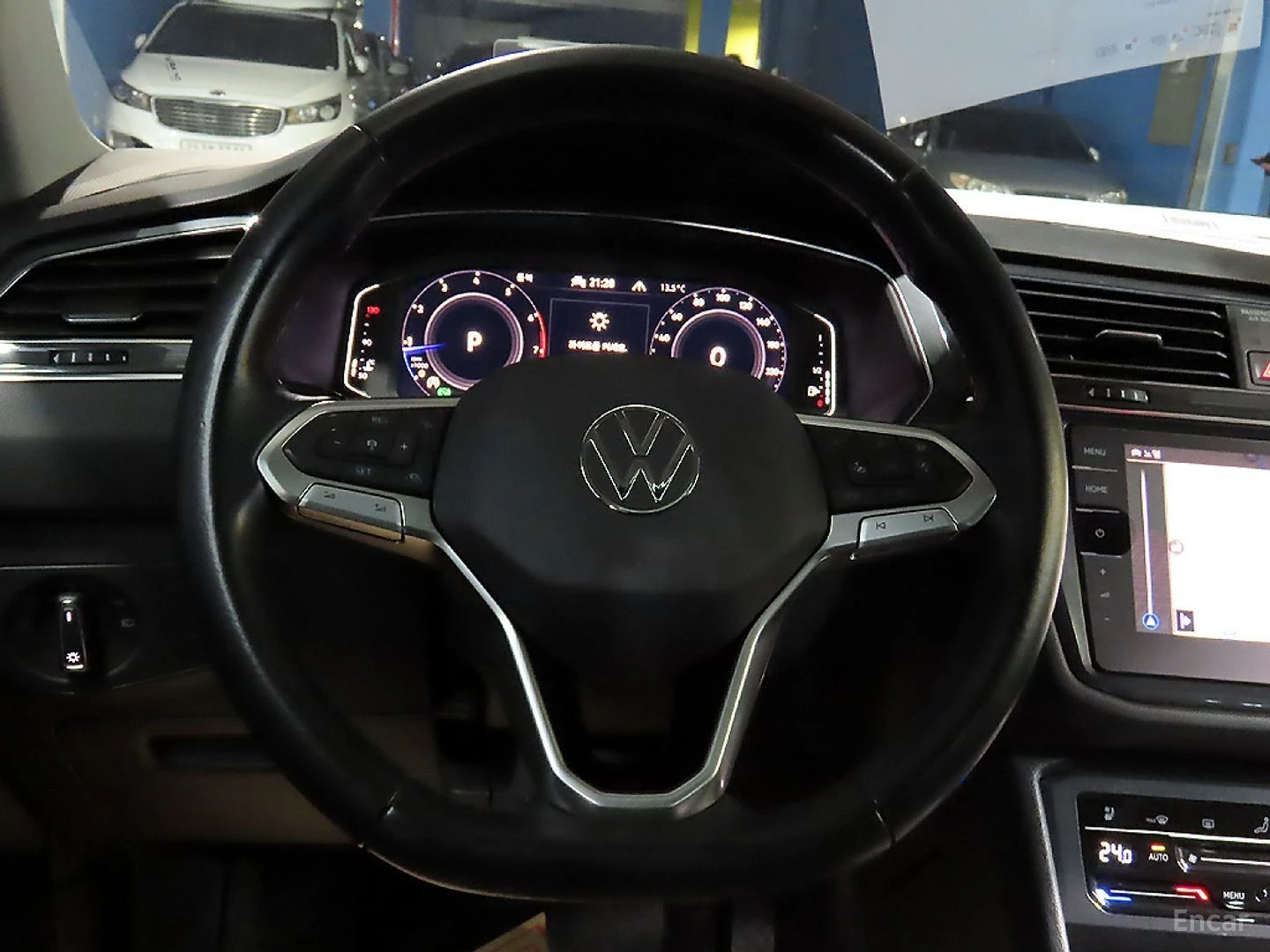 VW Tiguan PRESTIGE - DISTRONIC - ПОДГРЕВИ - ОБДУХ - 360 -, снимка 10 - Автомобили и джипове - 56103461