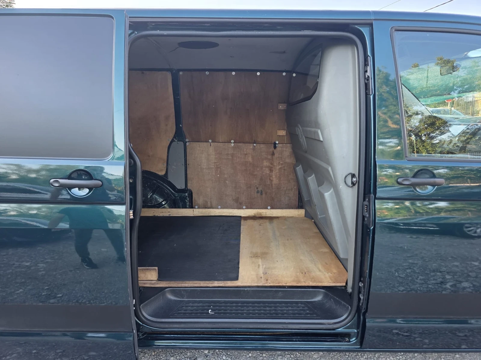 VW Transporter 2.5TDI 131K.C. / КЛИМАТИК / ТЕМПОМАТ / 2007 ГОДИНА, снимка 13 - Бусове и автобуси - 54828676