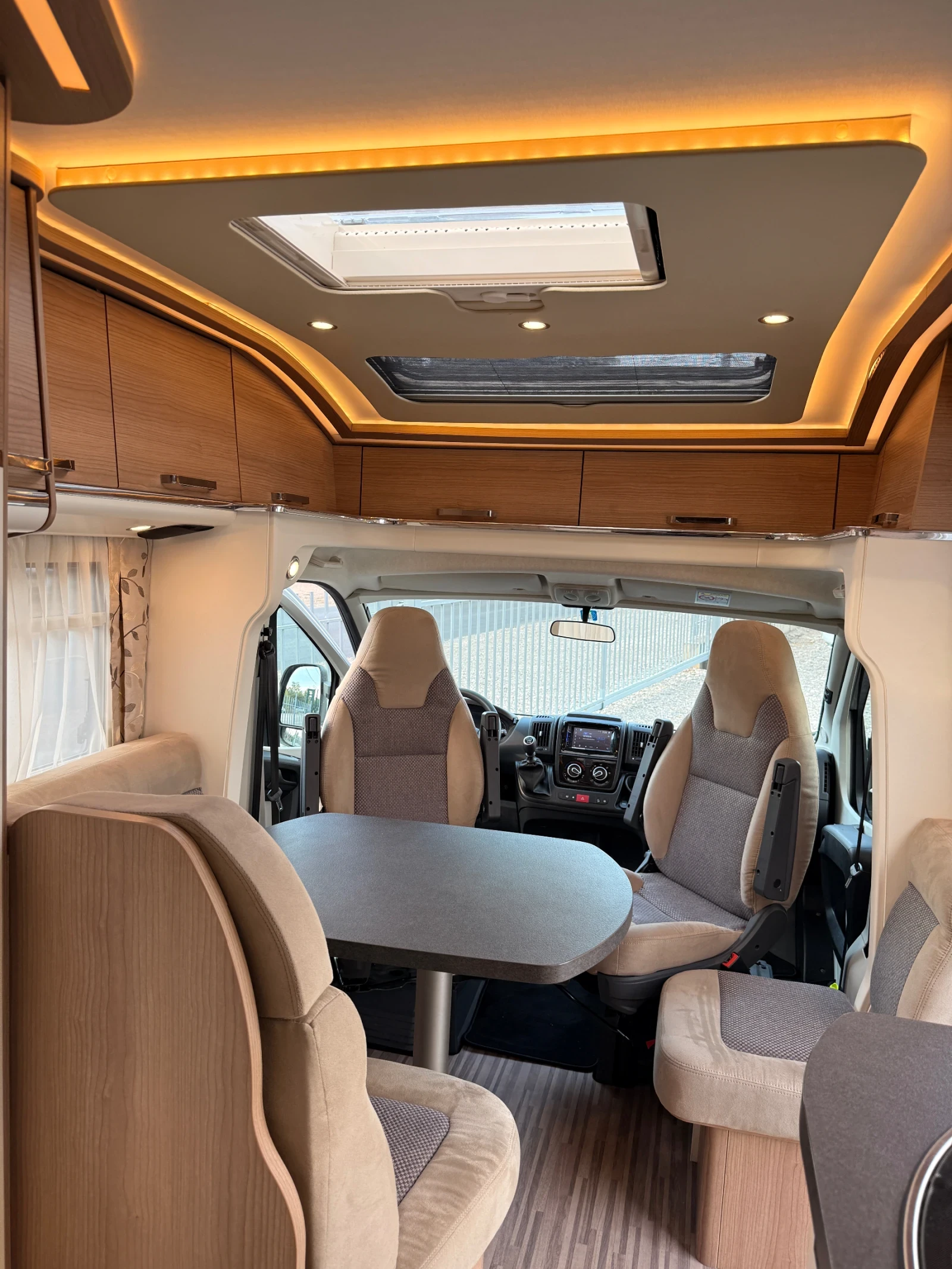 Кемпер Carthago T430 Malibu, снимка 8 - Каравани и кемпери - 56023169