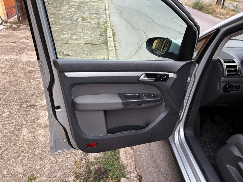 VW Touran 1.6TDI 6скорости*  TREND* 182 000км* , снимка 6 - Автомобили и джипове - 51683158