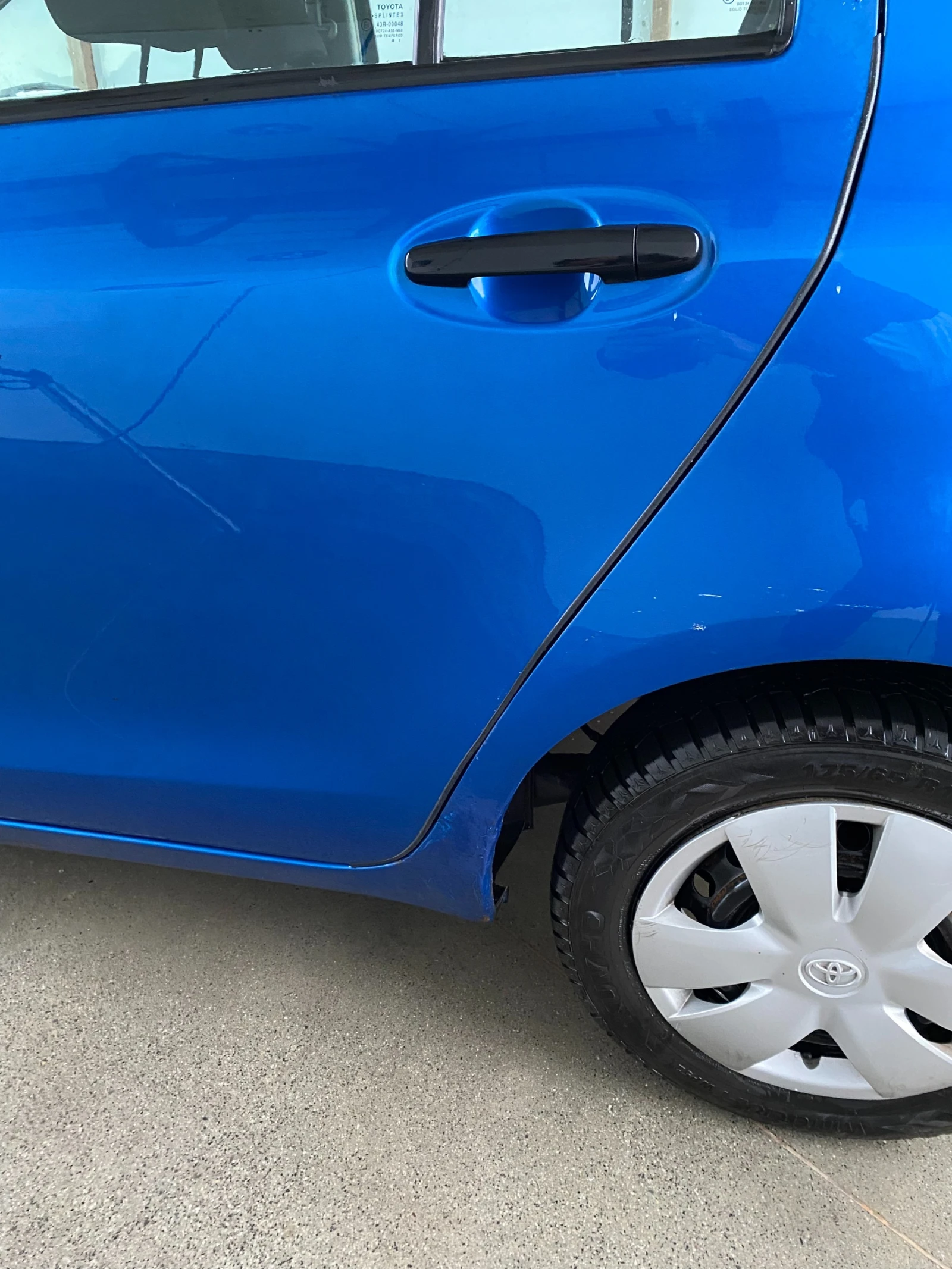 Toyota Yaris 1.0 VVT-i, снимка 4 - Автомобили и джипове - 54654612