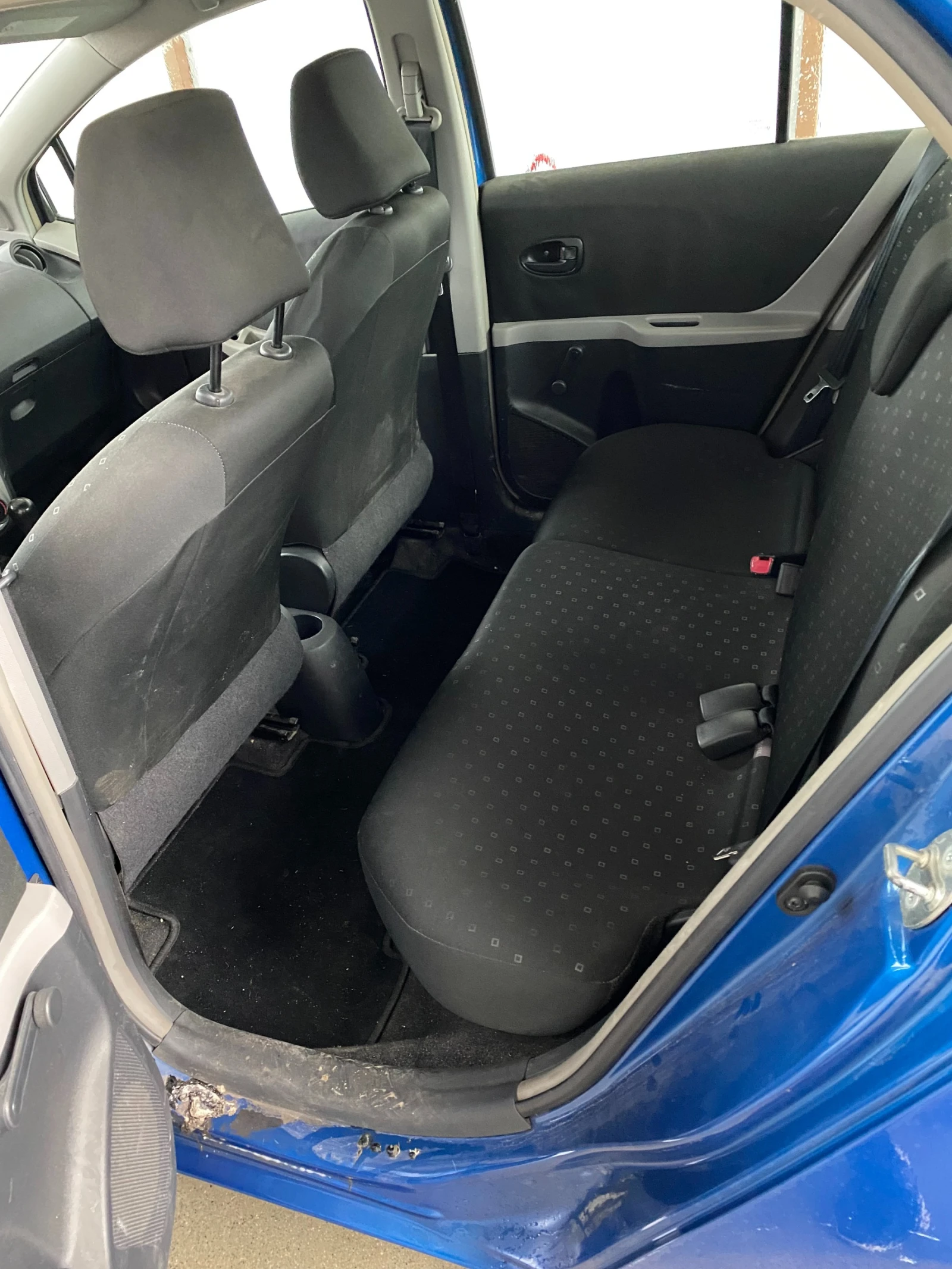 Toyota Yaris 1.0 VVT-i, снимка 11 - Автомобили и джипове - 54654612
