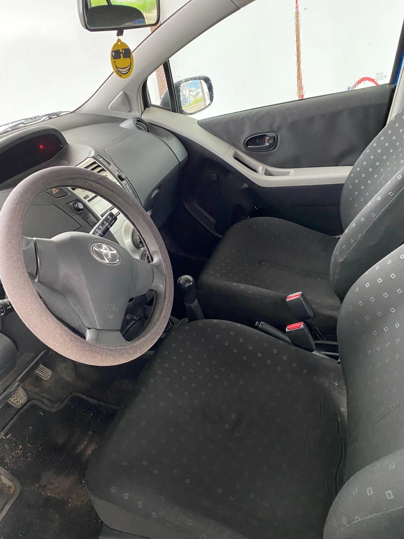 Toyota Yaris 1.0 VVT-i, снимка 10 - Автомобили и джипове - 54654612