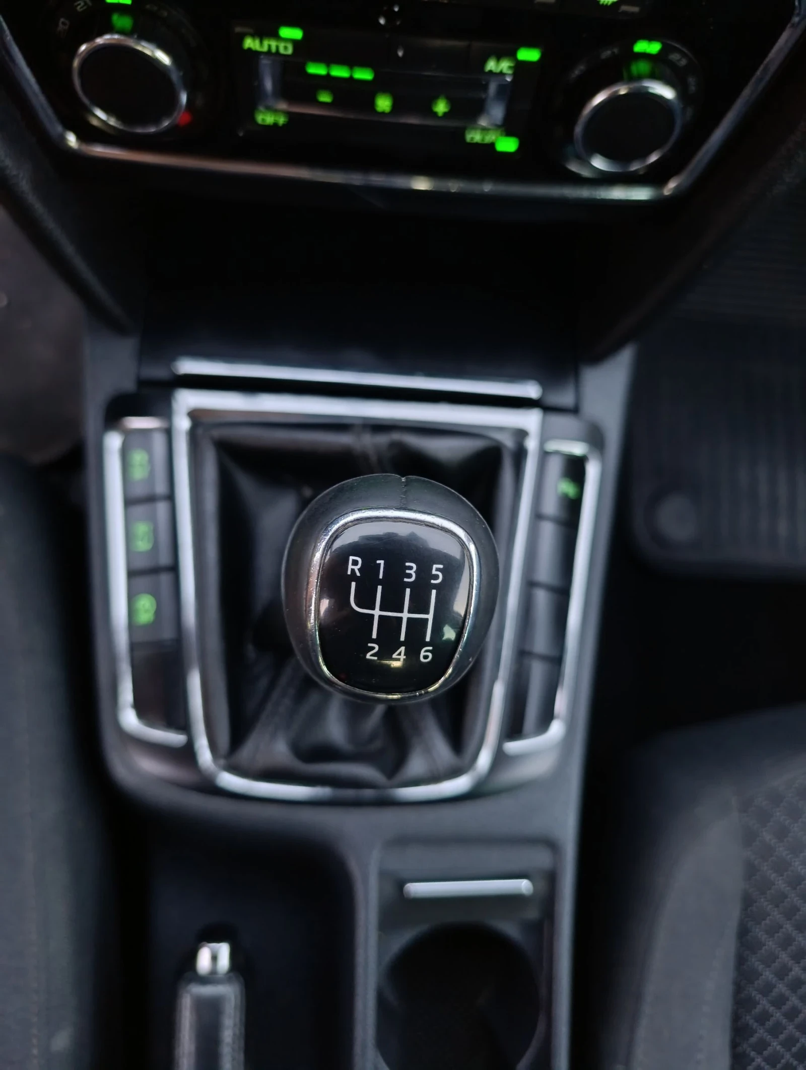 Skoda Superb 2.0TDI, снимка 11 - Автомобили и джипове - 54812431