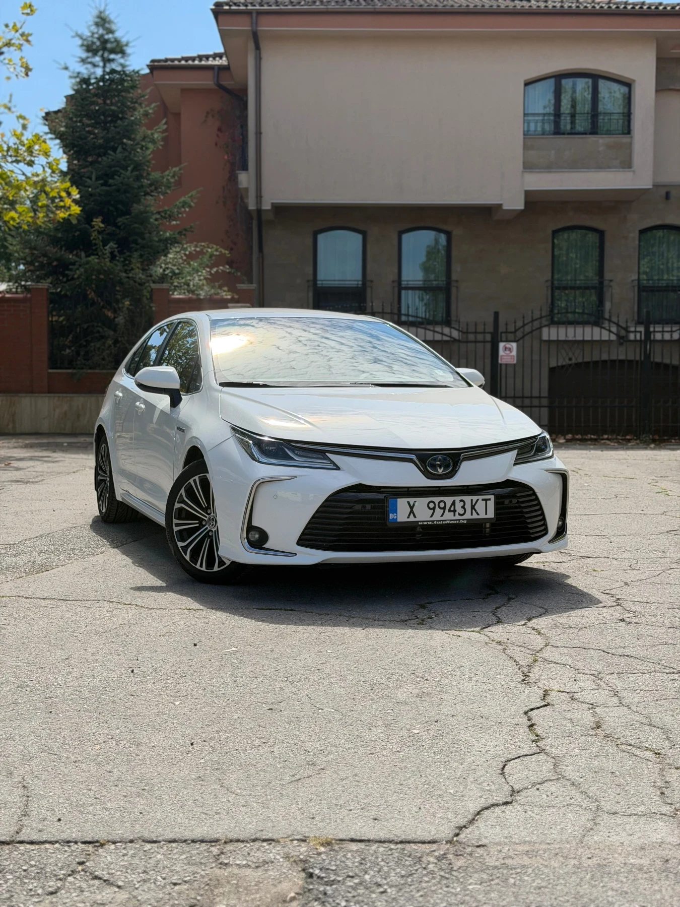 Toyota Corolla 1.8 Hybrid Luxury 89х.км. Първи собственик!, снимка 2 - Автомобили и джипове - 56138547