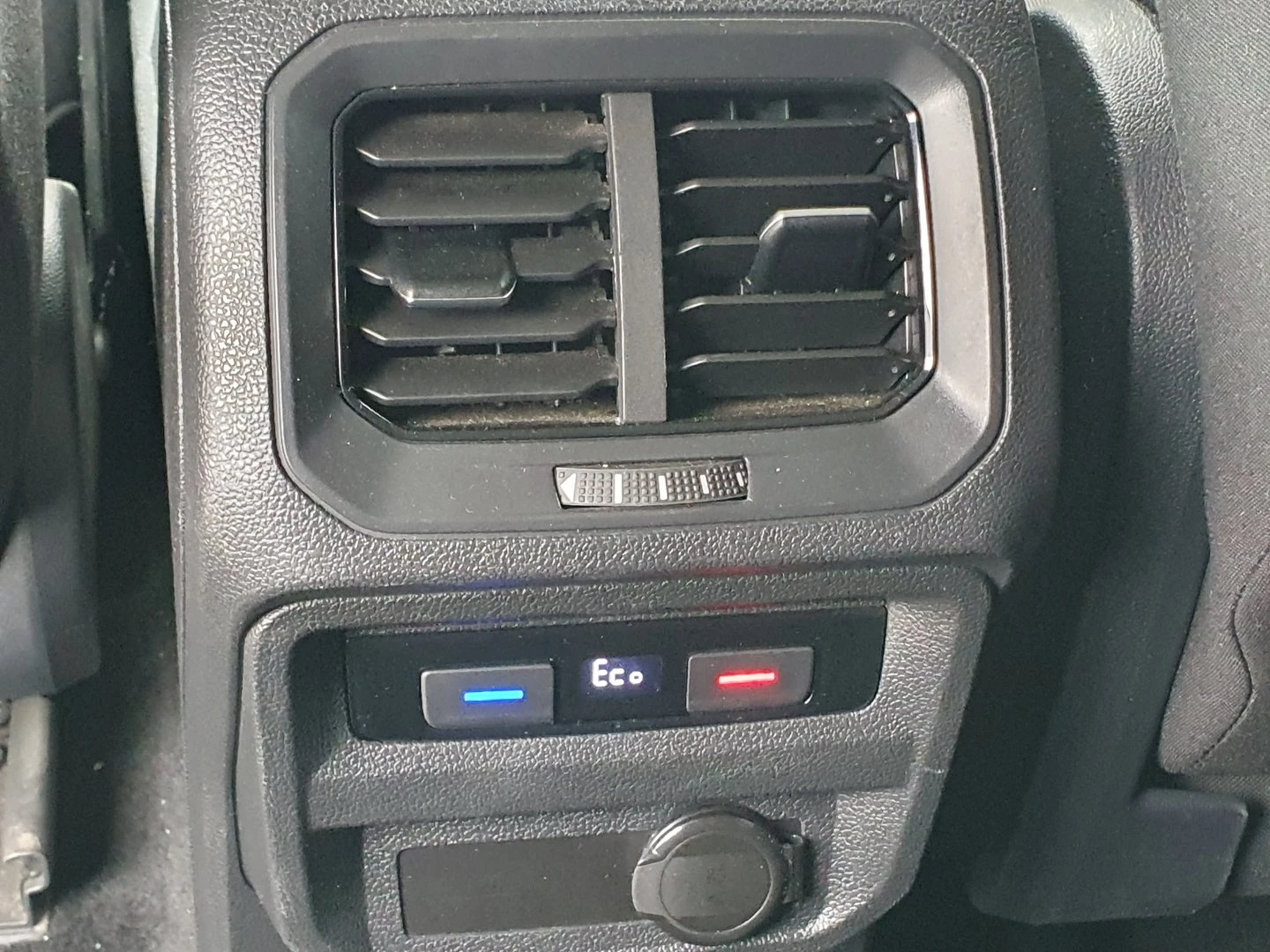 VW Tiguan, снимка 15 - Автомобили и джипове - 54021865