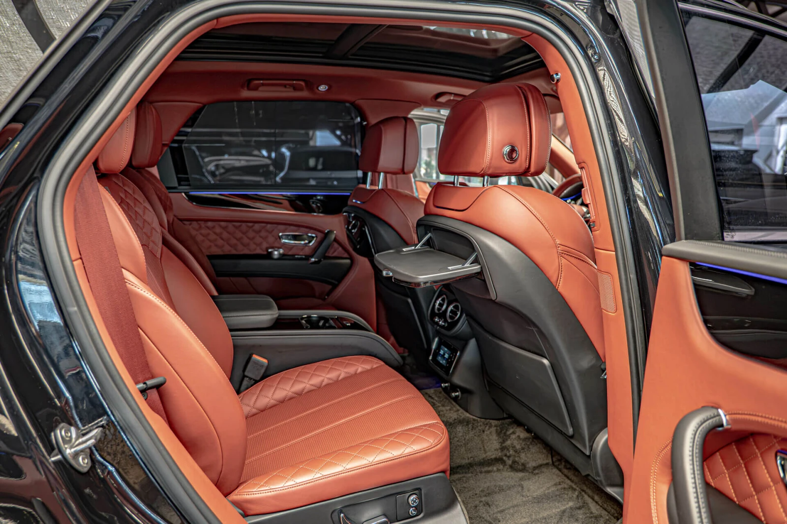 Bentley Bentayga 6.0TSI W12/Luxury Edition/Камера 360/Обдухване/Amb, снимка 9 - Автомобили и джипове - 55320024
