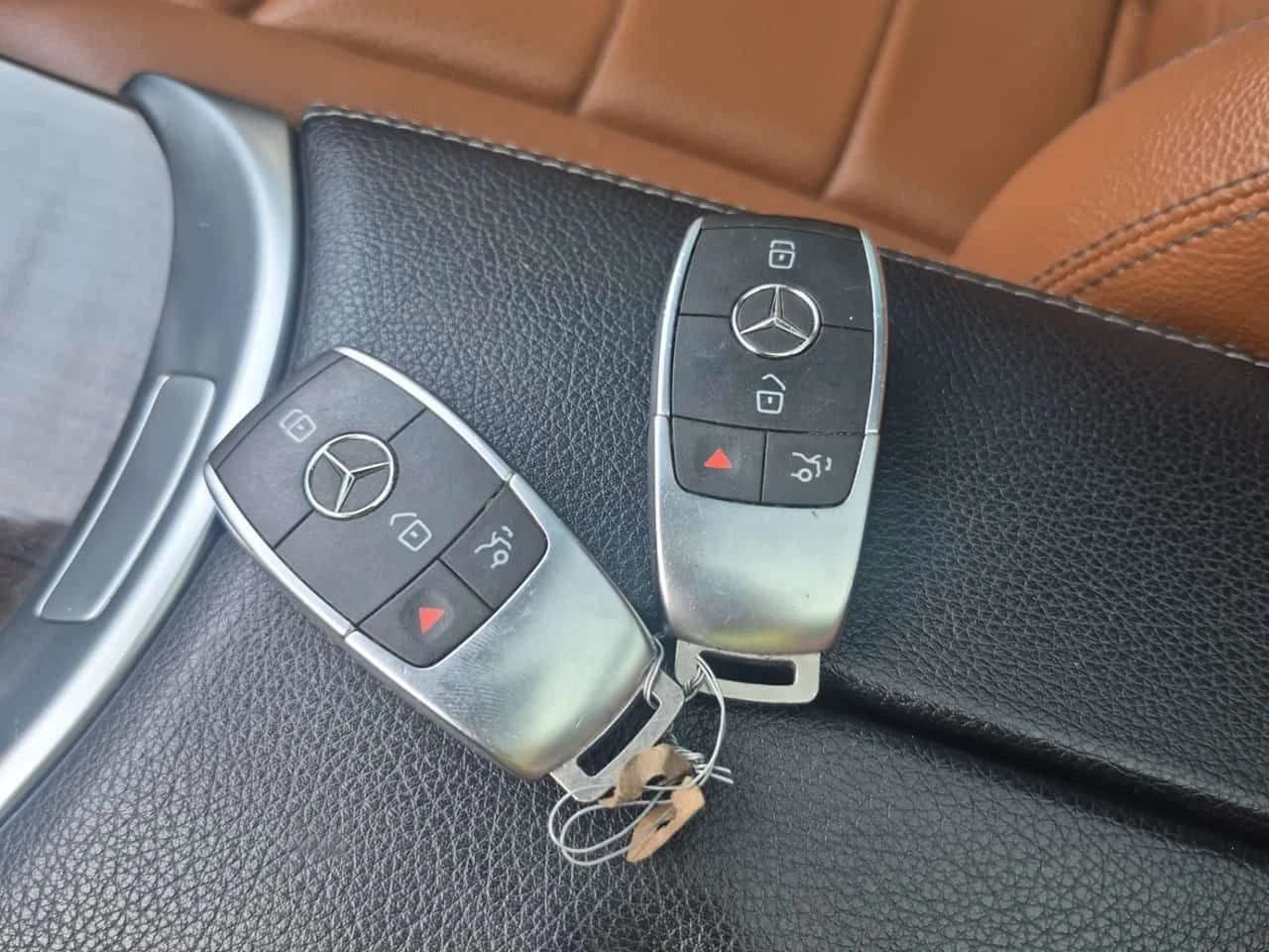 Mercedes-Benz GLC 300 АМГ ПАКЕТ/CARFAX/КАФЯВ САЛОН/ЛЕНТИ/ПАНО/360/, снимка 8 - Автомобили и джипове - 55534886