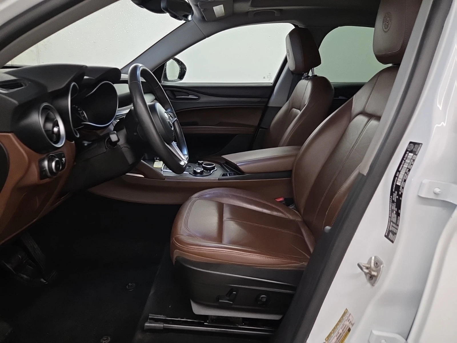 Alfa Romeo Stelvio  TI / DISTRONIC / PANO / 2 КЛЮЧА , снимка 10 - Автомобили и джипове - 56103343