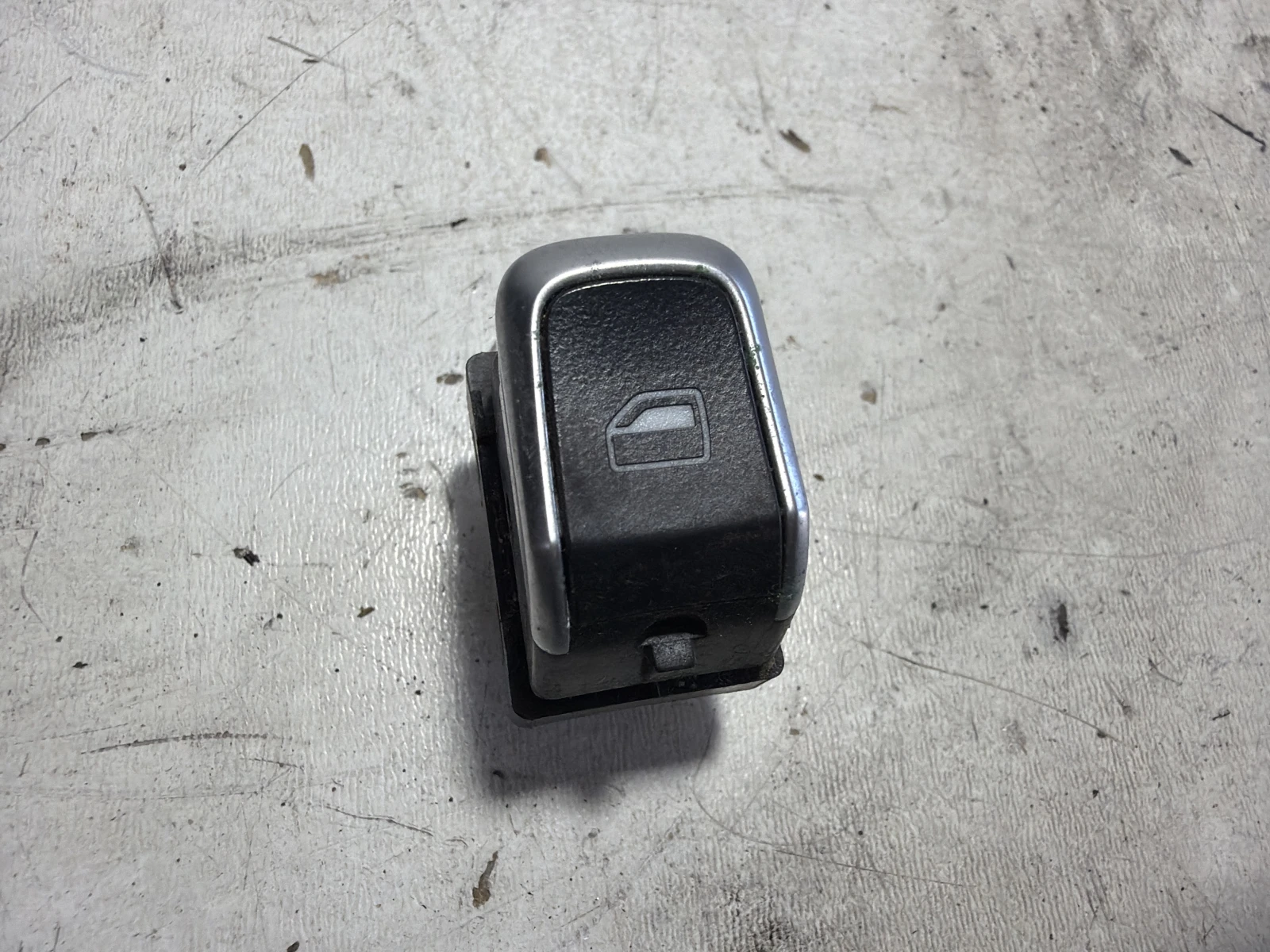 копче ел. стъкла 8K0959855B Audi A4