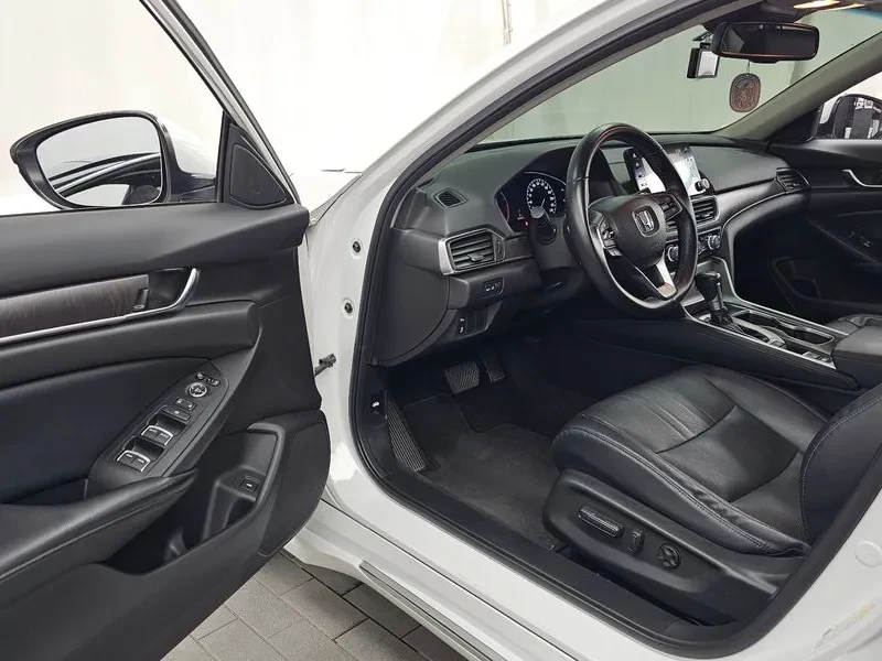 Honda Accord 1.5T Бензин, снимка 9 - Автомобили и джипове - 55476832