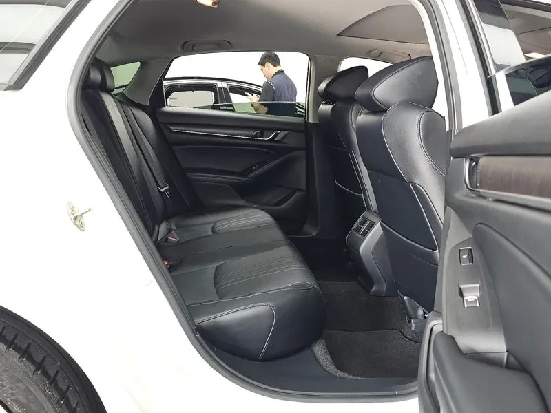 Honda Accord 1.5T Бензин, снимка 10 - Автомобили и джипове - 55476832