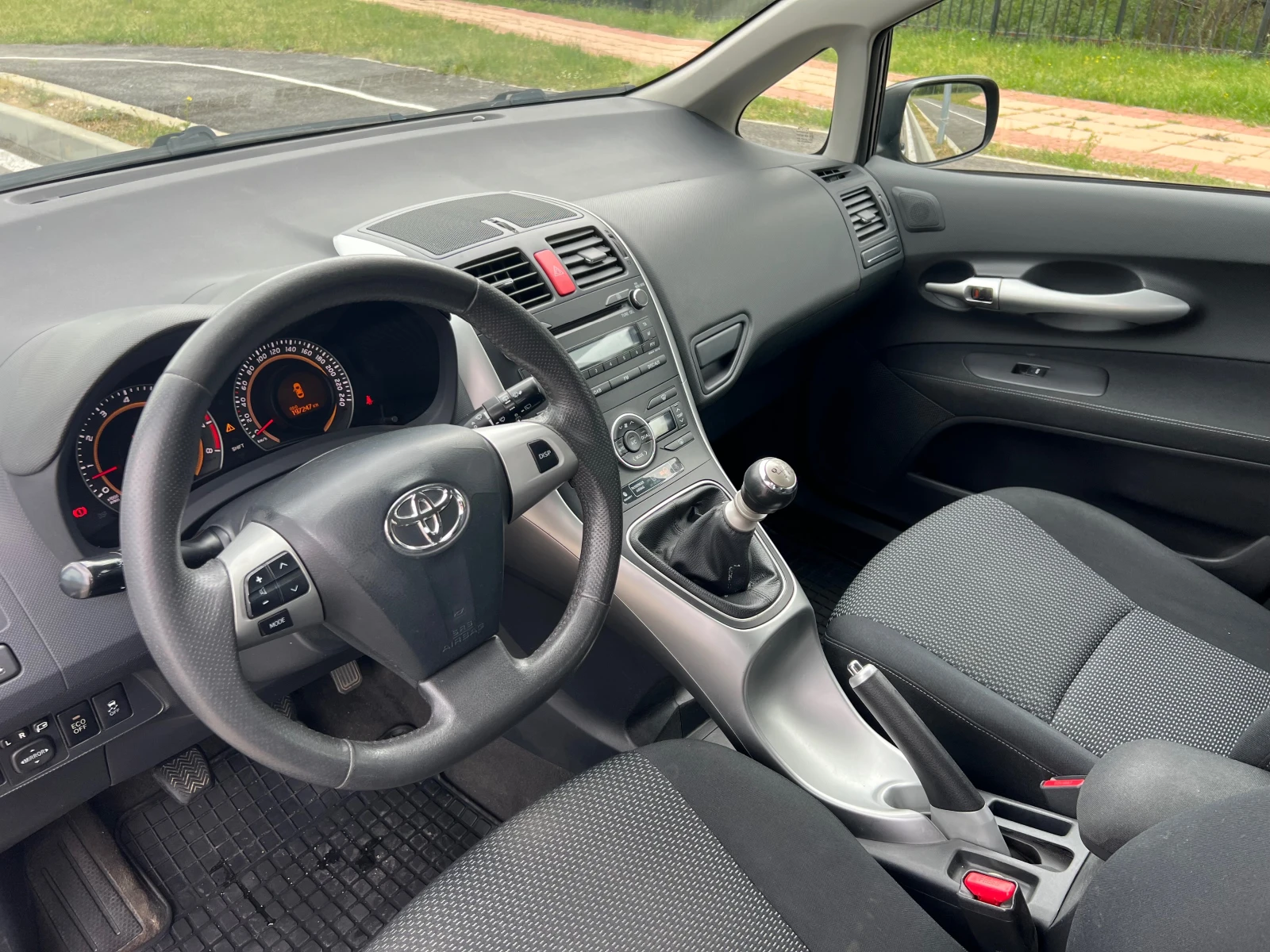 Toyota Auris 1.3 VVTI - изображение 8