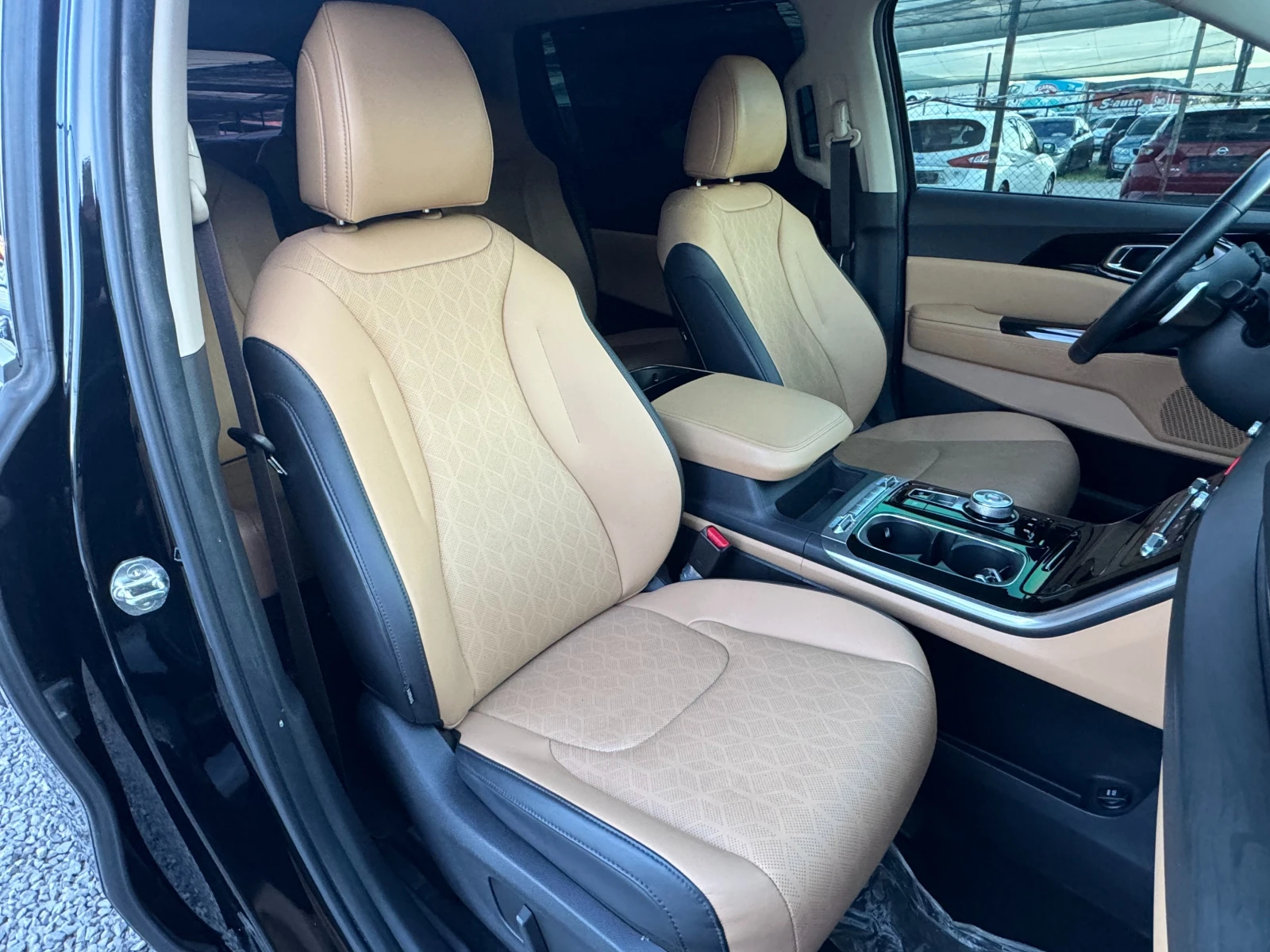 Kia Carnival 2.2 CRDi ! Noblesse ! 8+ 1 !, снимка 10 - Автомобили и джипове - 54629247