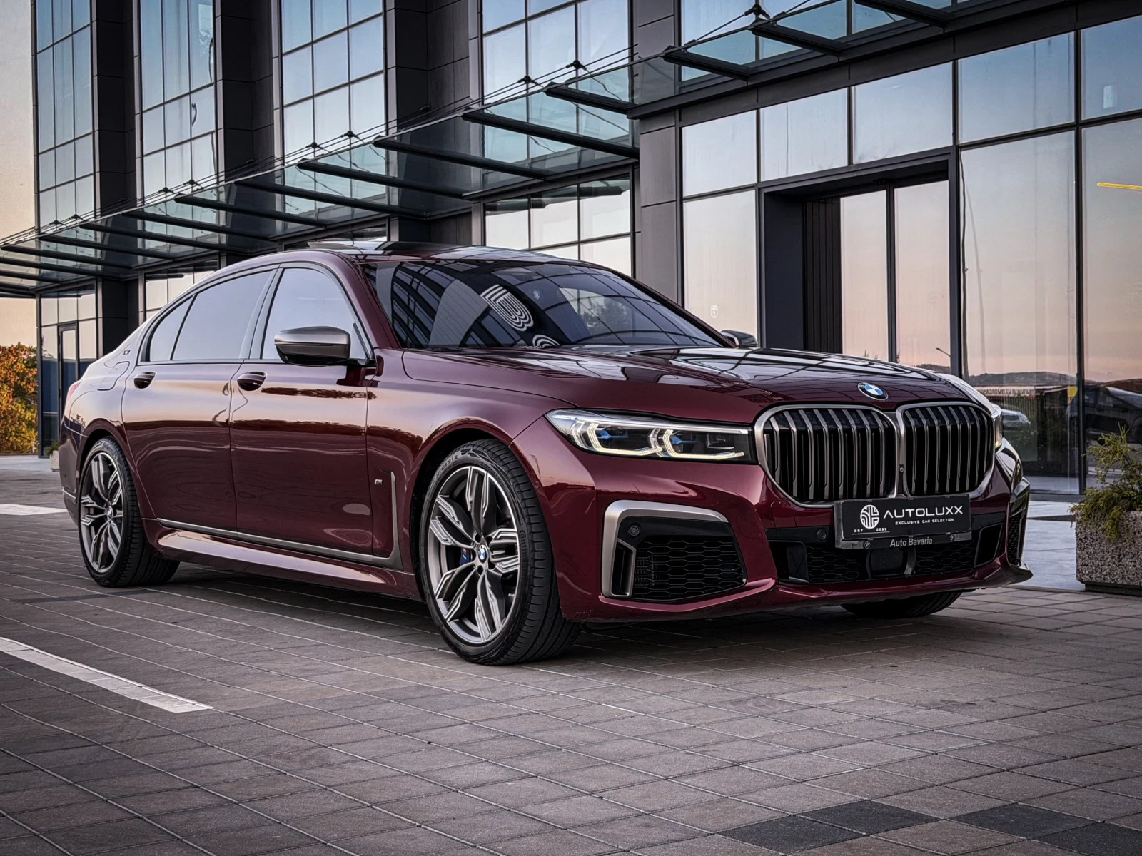 BMW 760 Li 6.6 V12/M Individual/B&W/3xTV/360/Sky/FULL MAXX, снимка 3 - Автомобили и джипове - 55889346