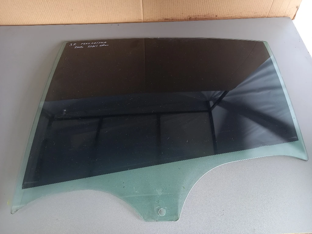 Стъкло задно дясно Рено Лагуна хечбек (1)