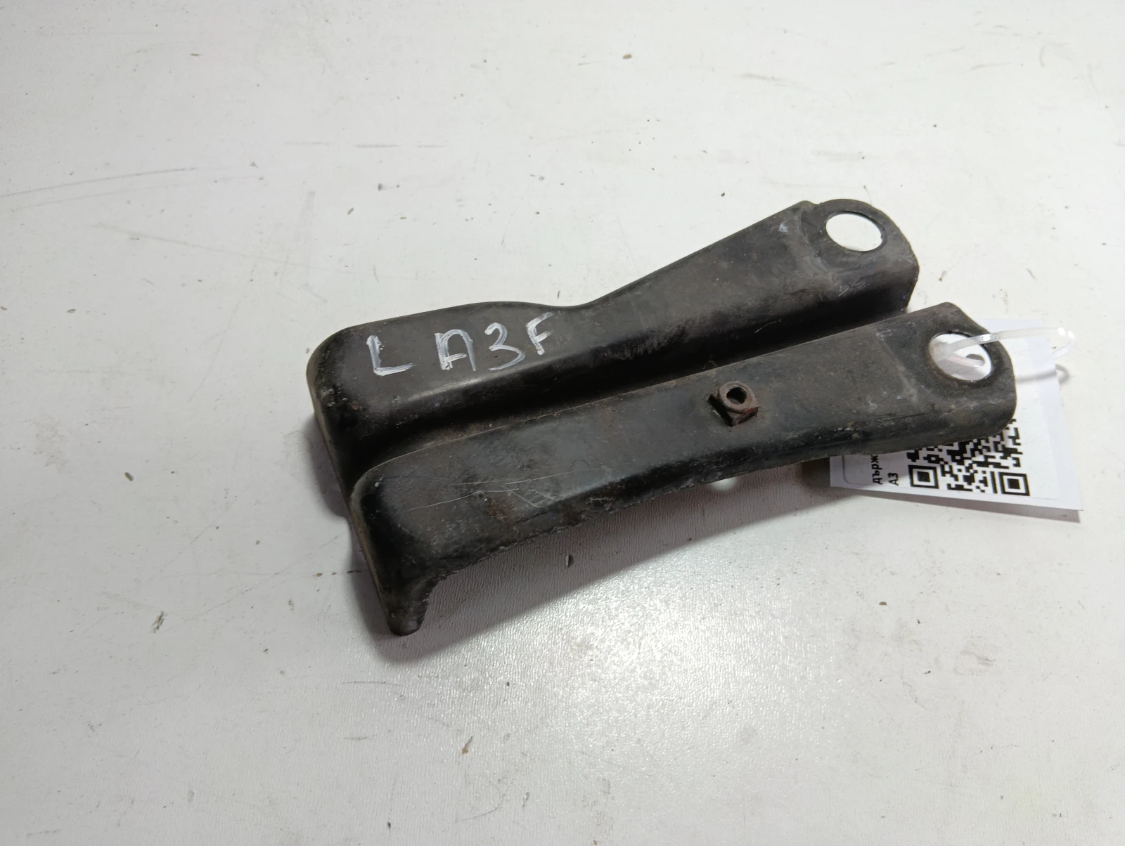 държач  ляв 8P0805201A Audi A3